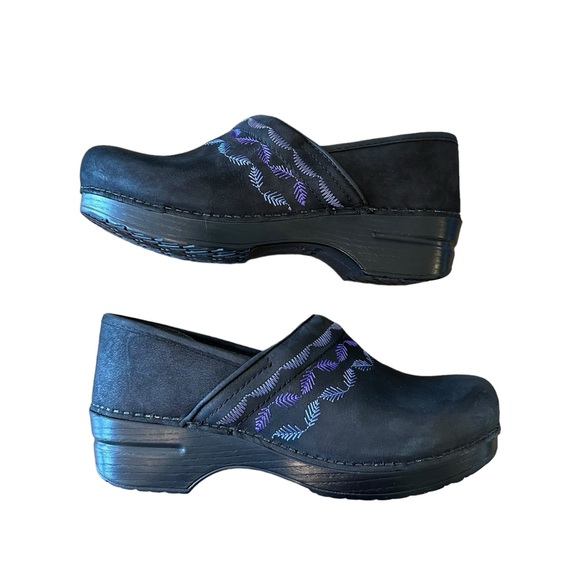 NEW DANSKO EMBROIDERED PRO NUBUCK BLACK CLOGS SHOES LIGHT PURPLE PRINT WORK - Picture 6 of 13
